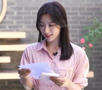 90后央视记者孙雨彤走红,本科复旦硕士哈佛,还有一位双胞胎姐姐