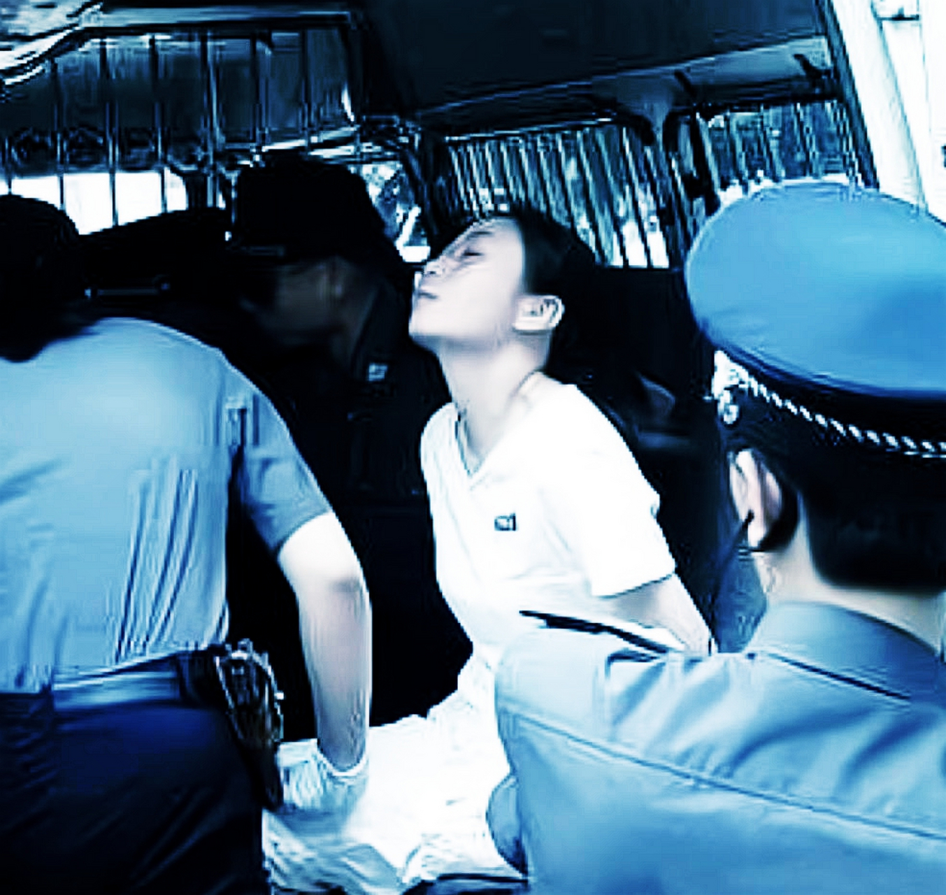 2004年,福州,方晓红坐在囚车里.