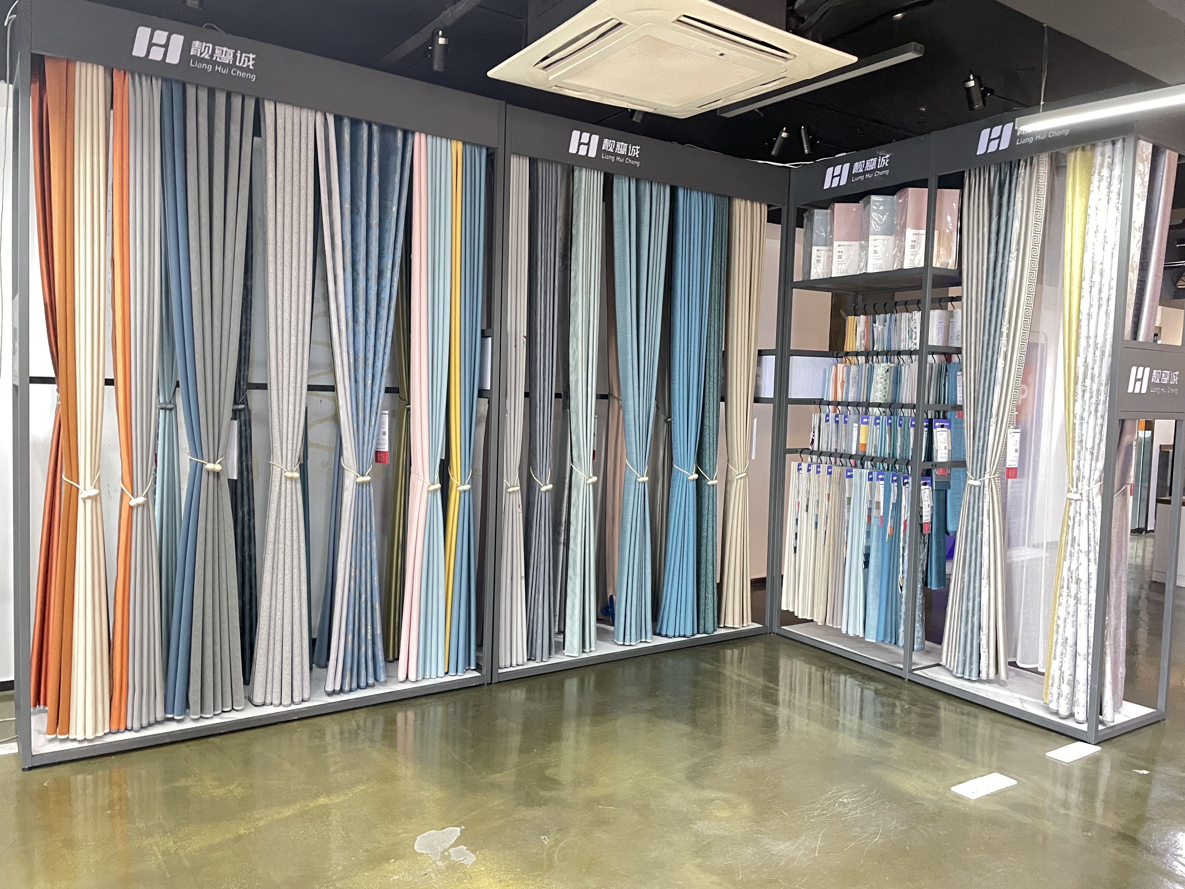 新型成品窗帘组合展架,破局当下实体门店经营困境