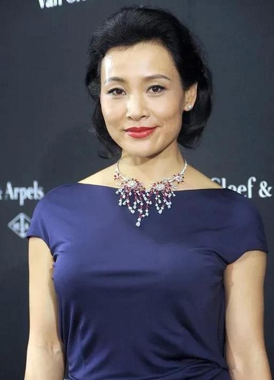 1985年,旅美3年的陈冲,在春晚舞台上笑着说道:"我本不想来的,但按照