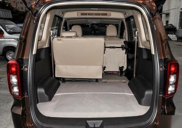 五菱宏光s车的后备箱缝隙很大怎么处理,求助大神