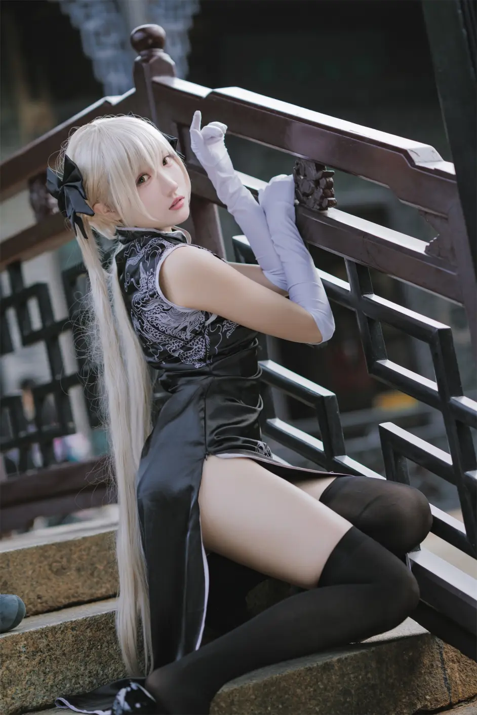 网红瓜希酱cosplay穹妹写真,黑色改良旗袍搭配过膝袜美出天际