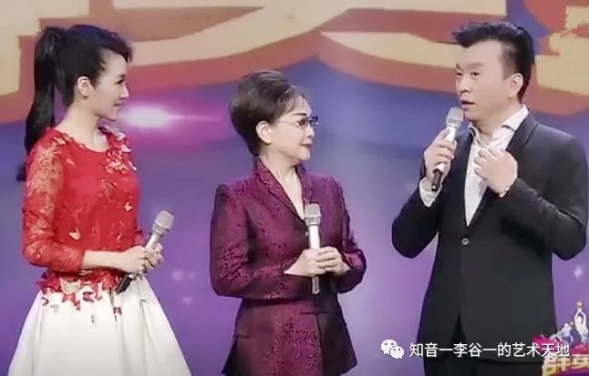 《群英汇》李谷一与的哥的姐共同演唱《年轻的朋友来相会》