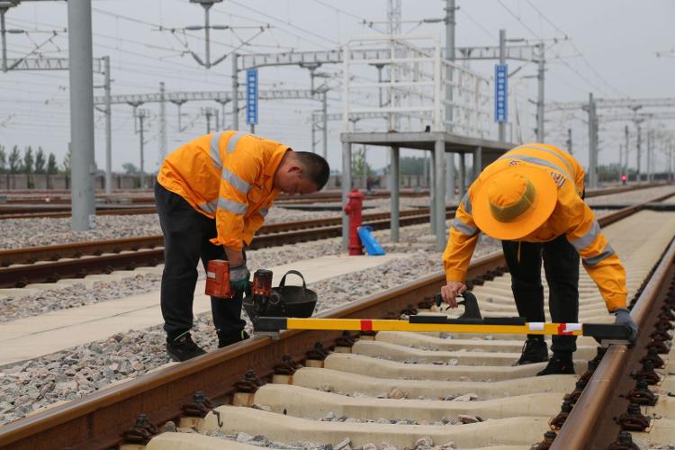 铁路临沂工务段:端午节,烈日下,看铁路人的坚守