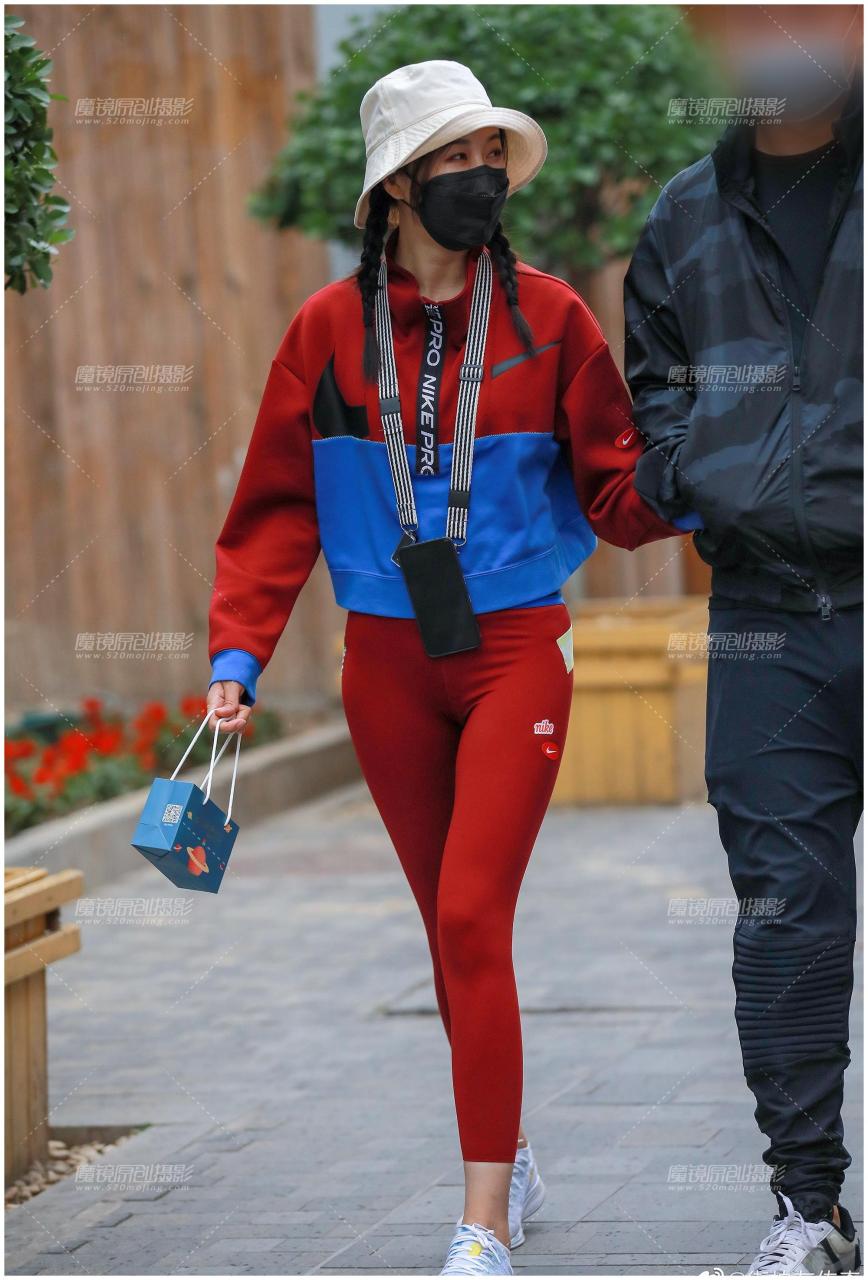 街拍:红色瑜伽裤女友