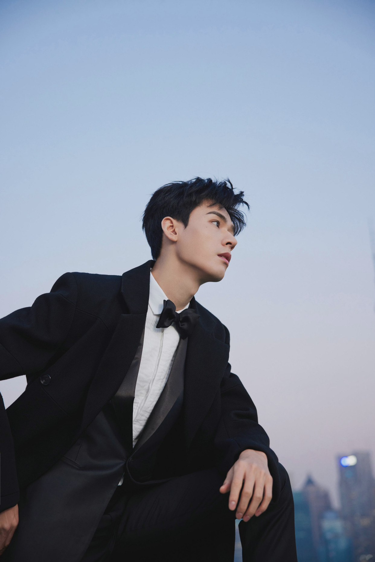 龚俊发布一组tiffany活动前的停机坪大片,祝福大家冬至快乐