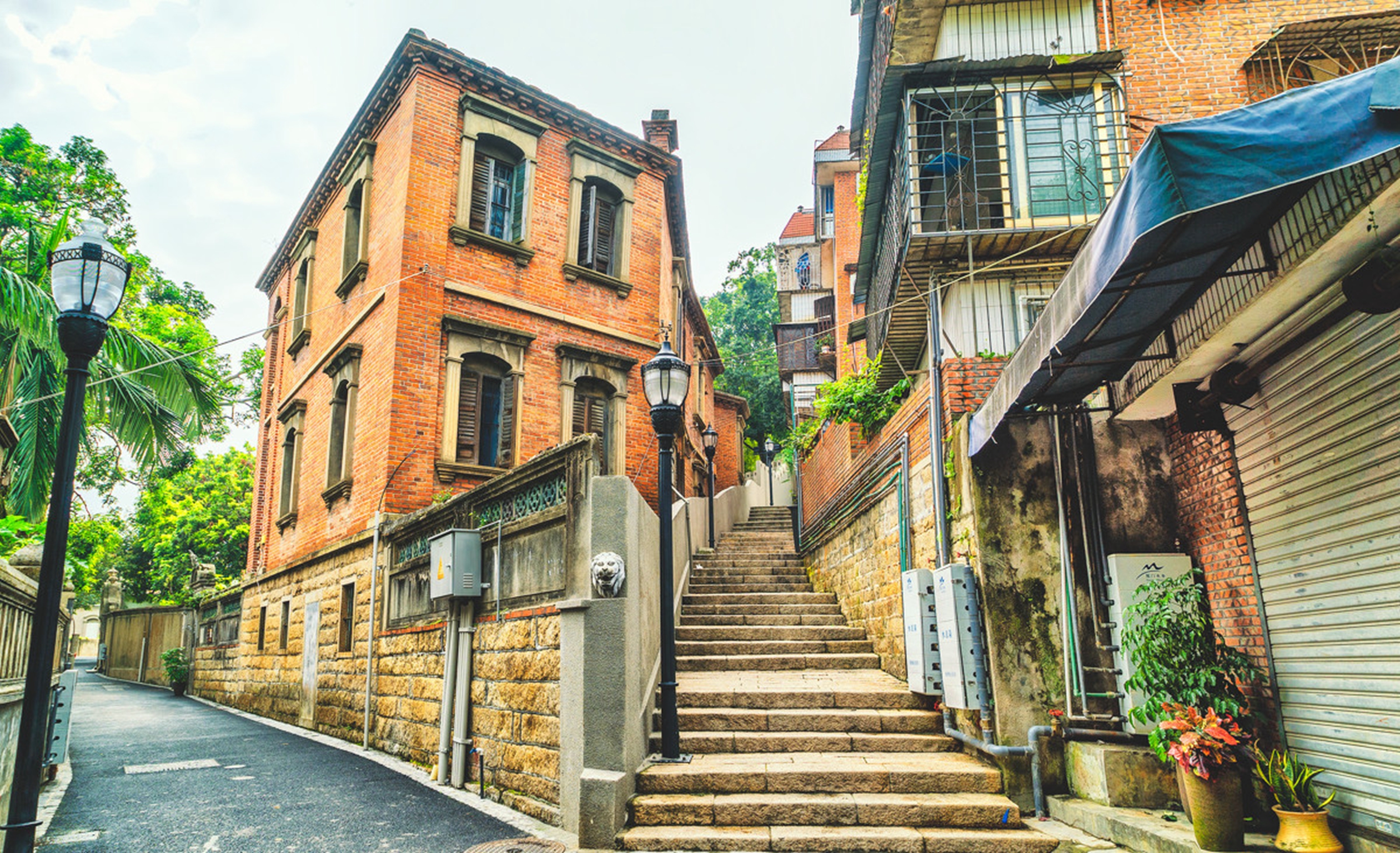 从历史古迹到现代建筑,从美食到特色小吃,从网红民宿到体验项目,厦门