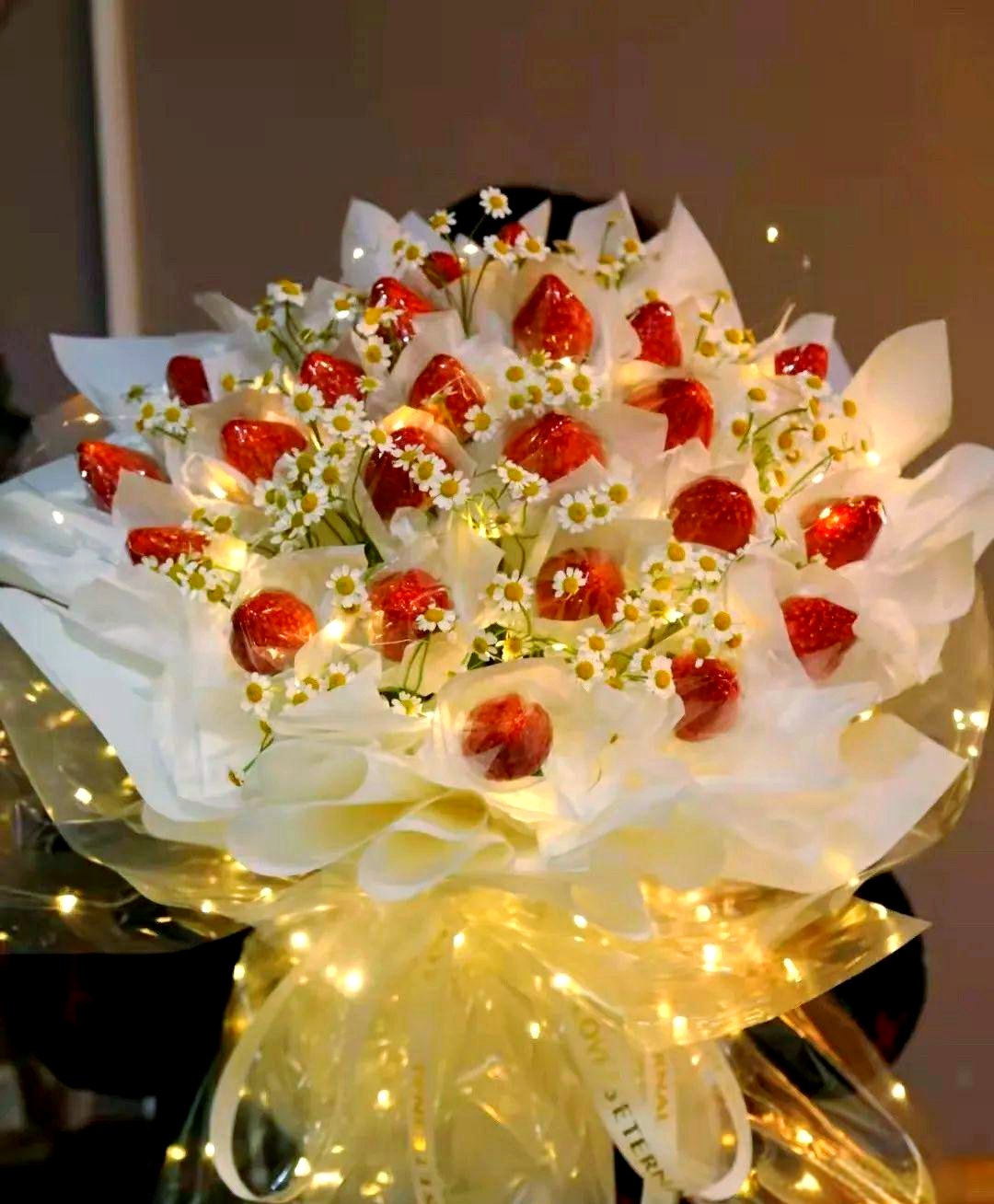 草莓花束:寓意甜甜的爱与勇气