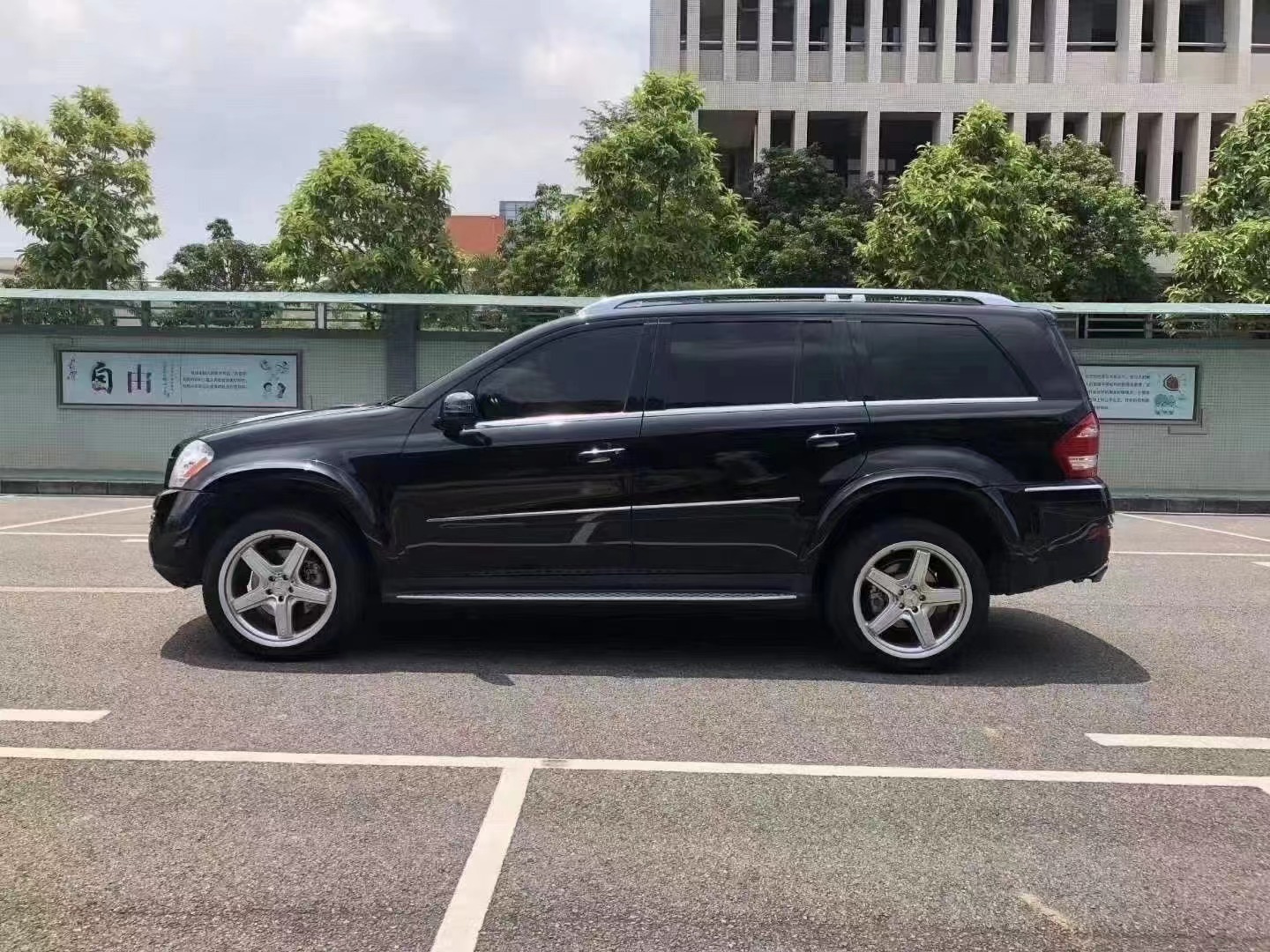 12款奔驰gl550全款6.8万,奔驰家族车系中的大块头