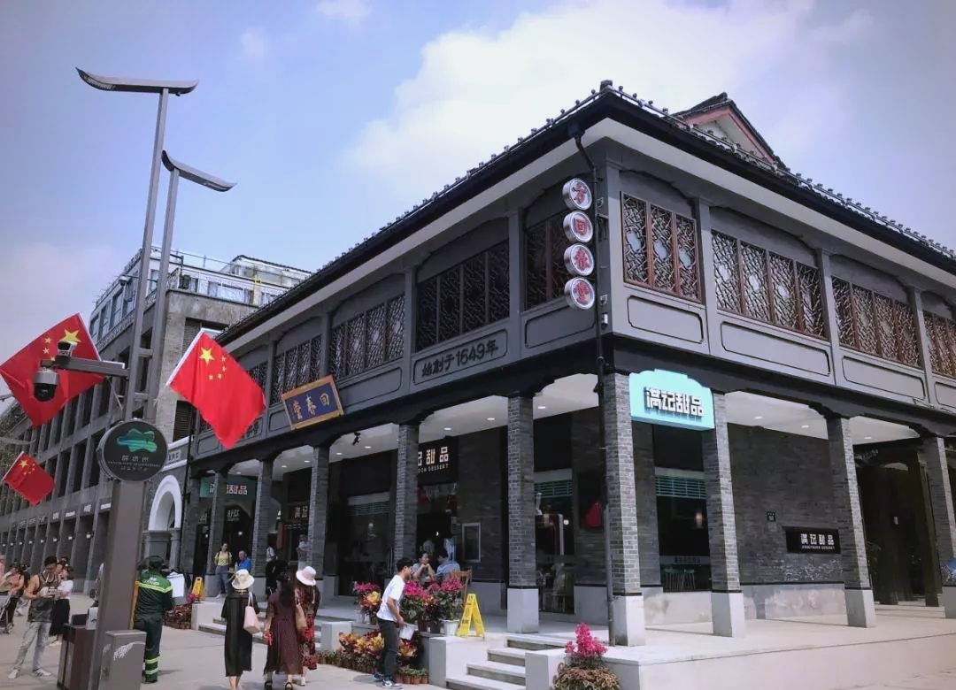 杭州湖滨步行街:现代与古韵的奇妙融合