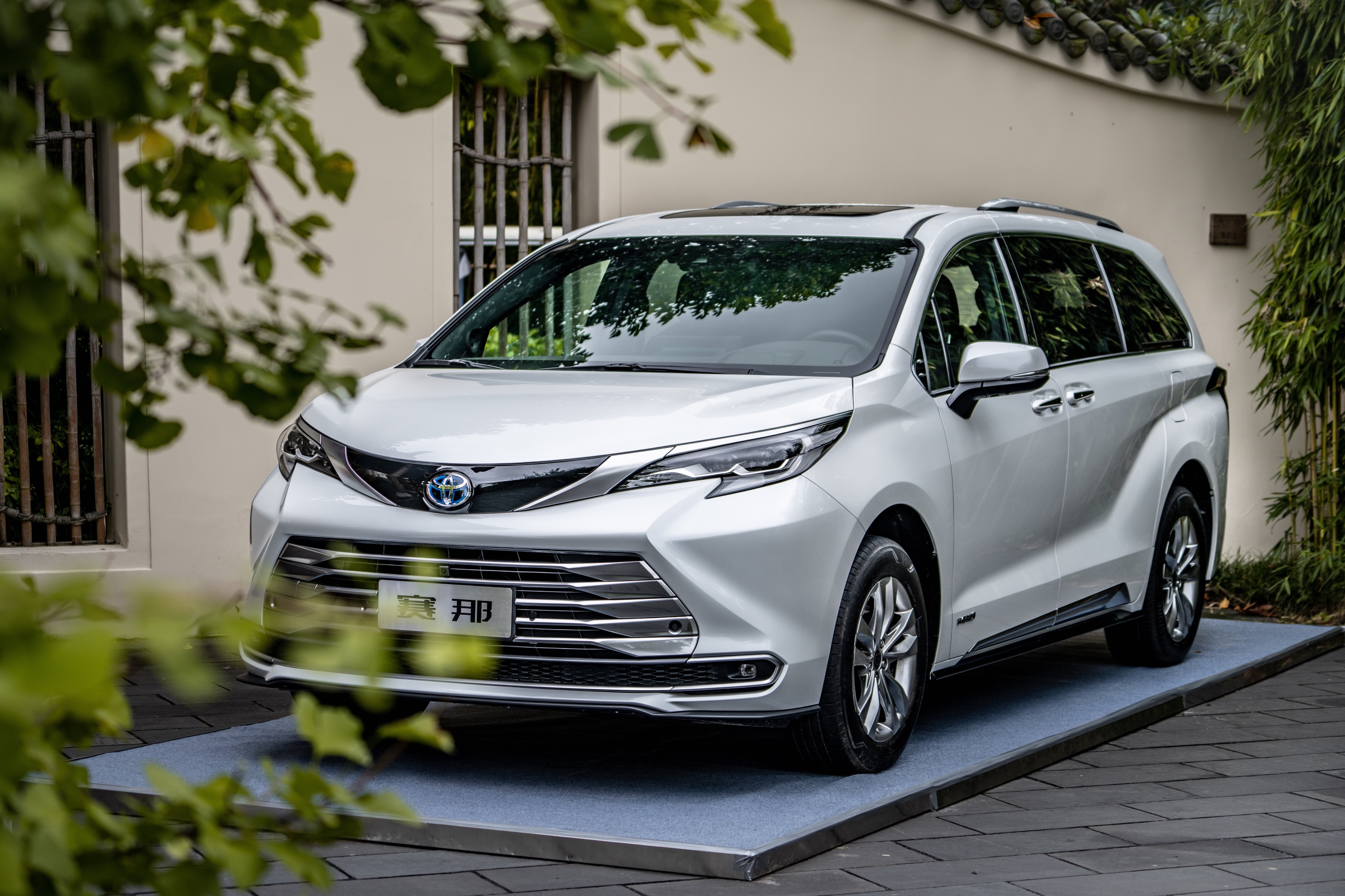 广汽丰田成功了,最大246匹马力每公里3毛钱,"一车传三代"!