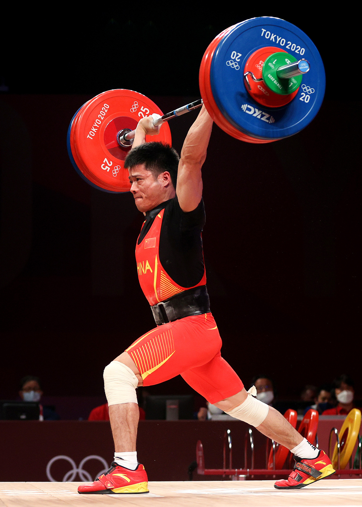 顶级竞技场呈现装备技术大战,市售运动鞋服受益