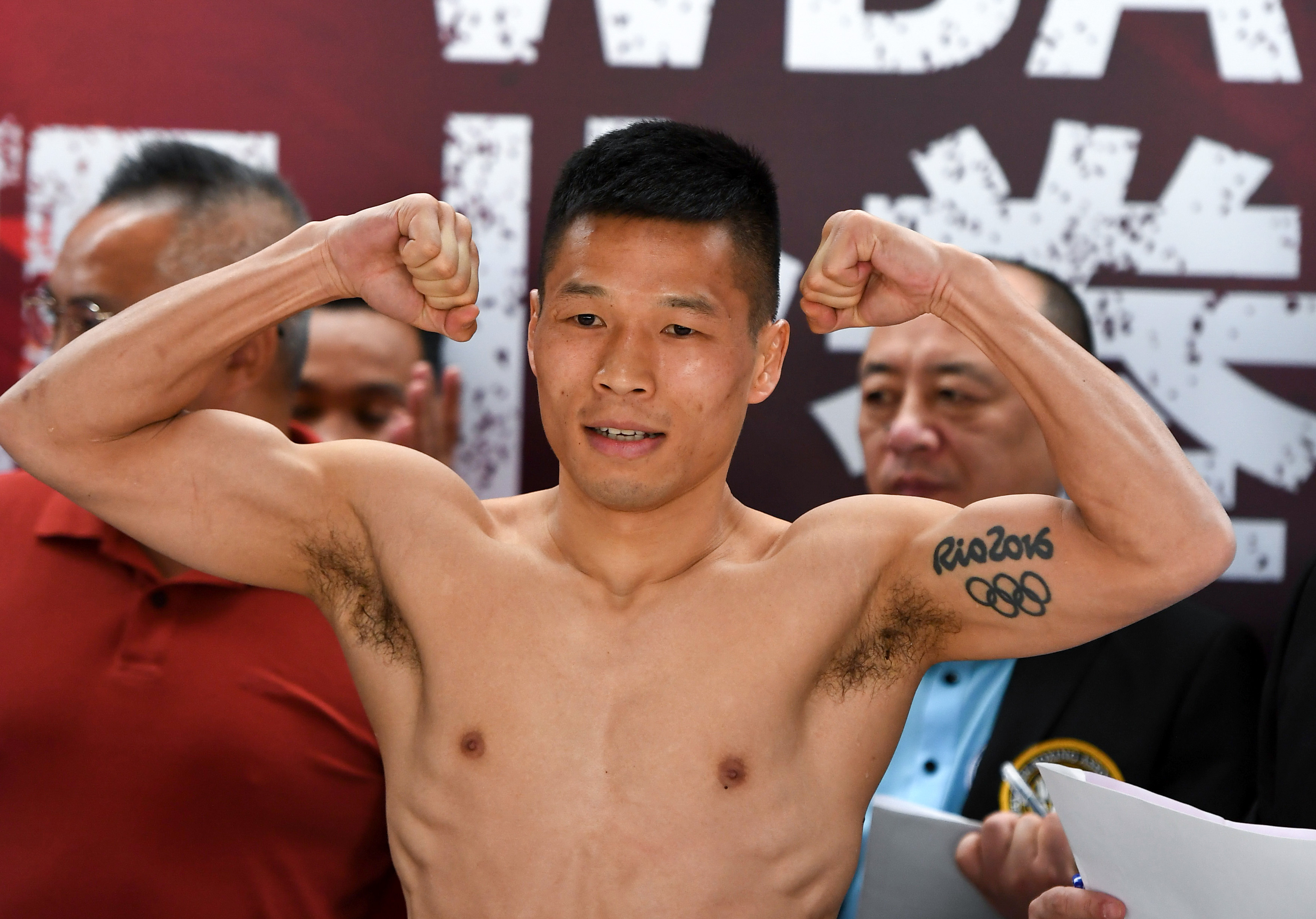 拳击——wba职业拳王争霸赛:吕斌参加称重仪式