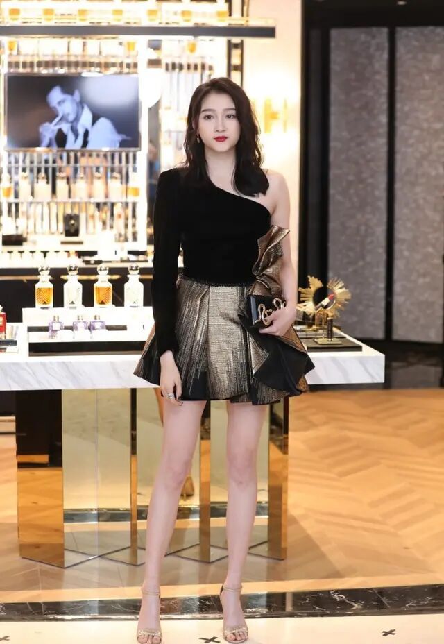 终于相信关晓彤的身材好了,黑金短裙尽显美腿,看完还能说她壮?