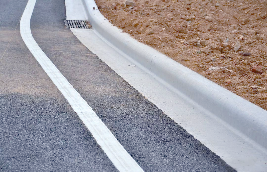 路缘石与铺装如何衔接与作用