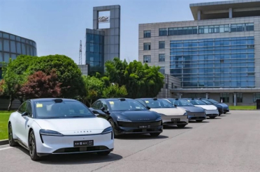 雷军今年开了个好头：奇瑞董事长尹同跃向智界S7车主交付新车