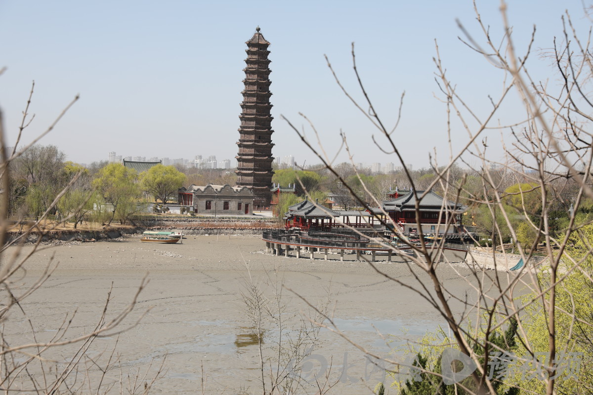 开封铁塔湖露底 引游客争相寻宝 开封市河湖水系治理行动拉开帷幕