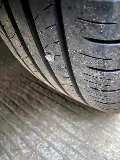 汽车轮胎被扎了钉子还能继续用吗