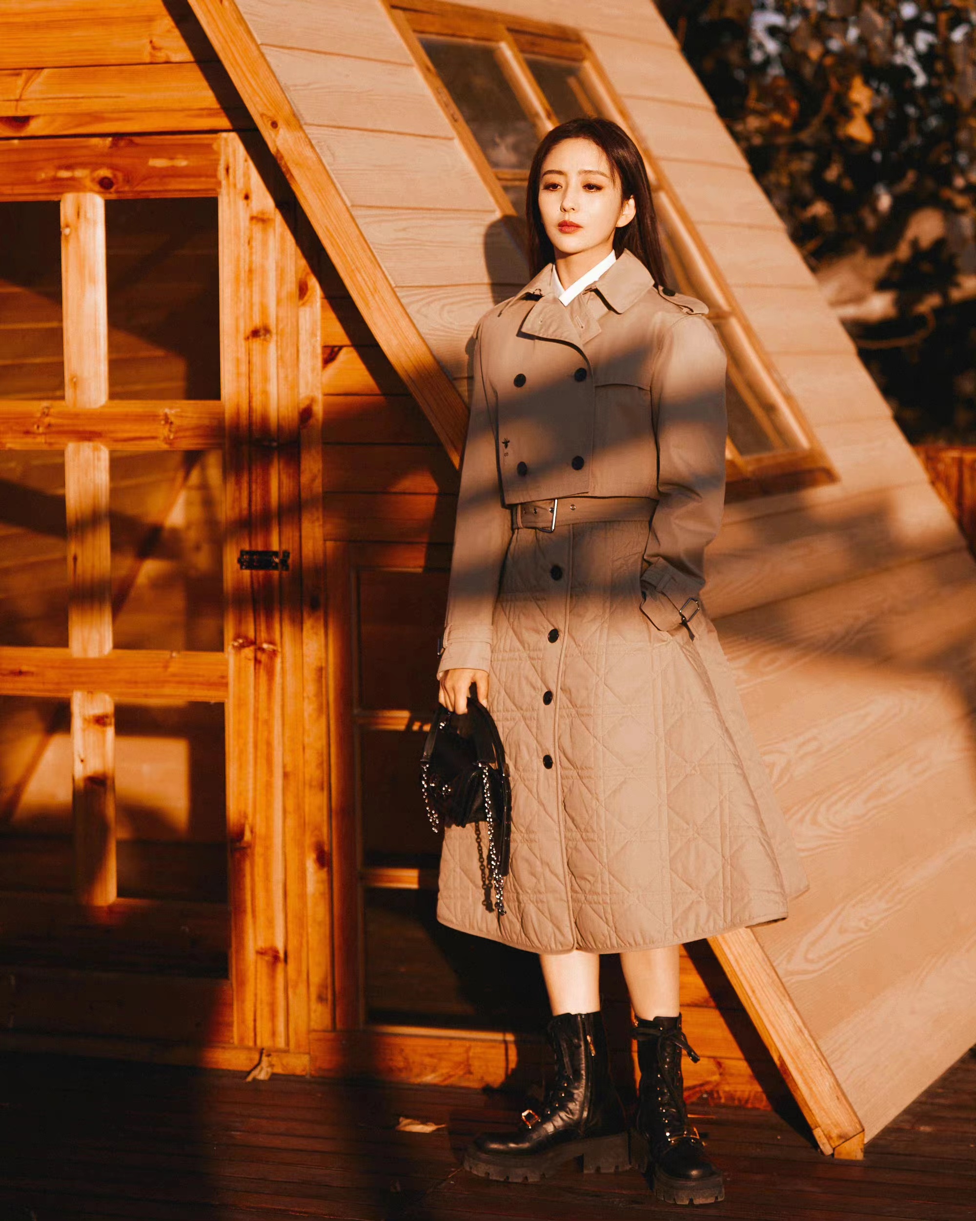 佟丽娅真时髦,穿一件卡其色羽绒风衣,温柔又显气质!