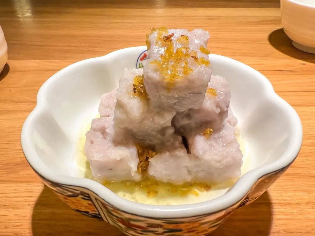 素食品类繁多,其中以桂花作为引子的桂花荔浦芋头,清甜的冰糖粉,新鲜