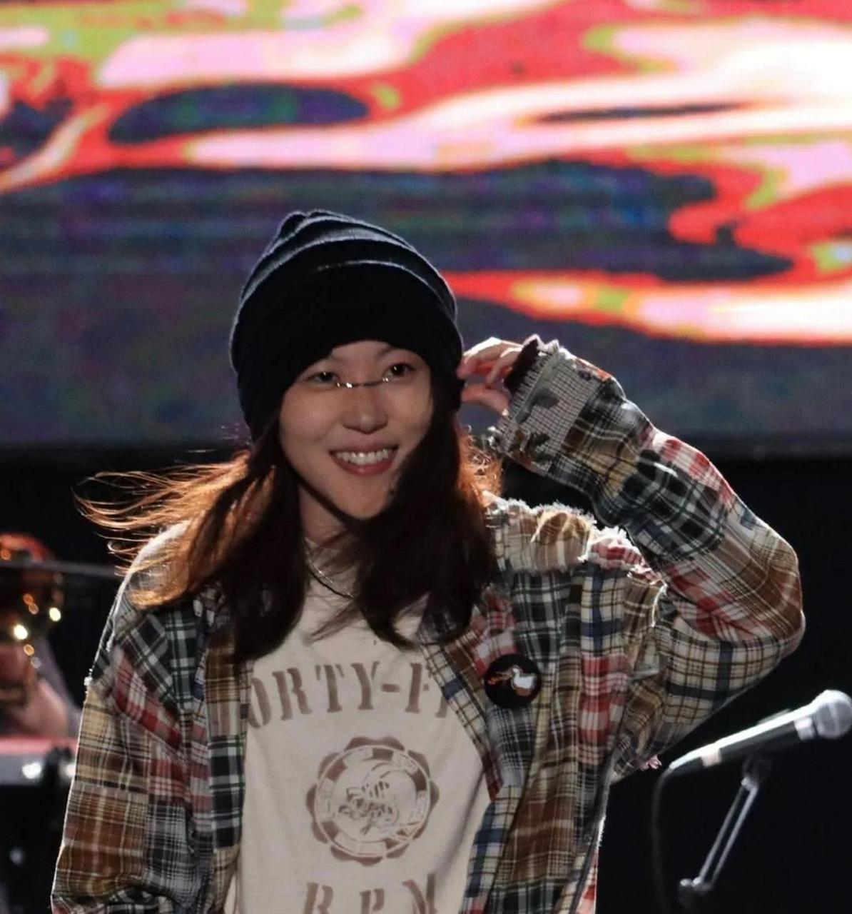 窦靖童亮相上海草莓音乐节,现场演唱了新专辑的《橘子汽水》,《河流》