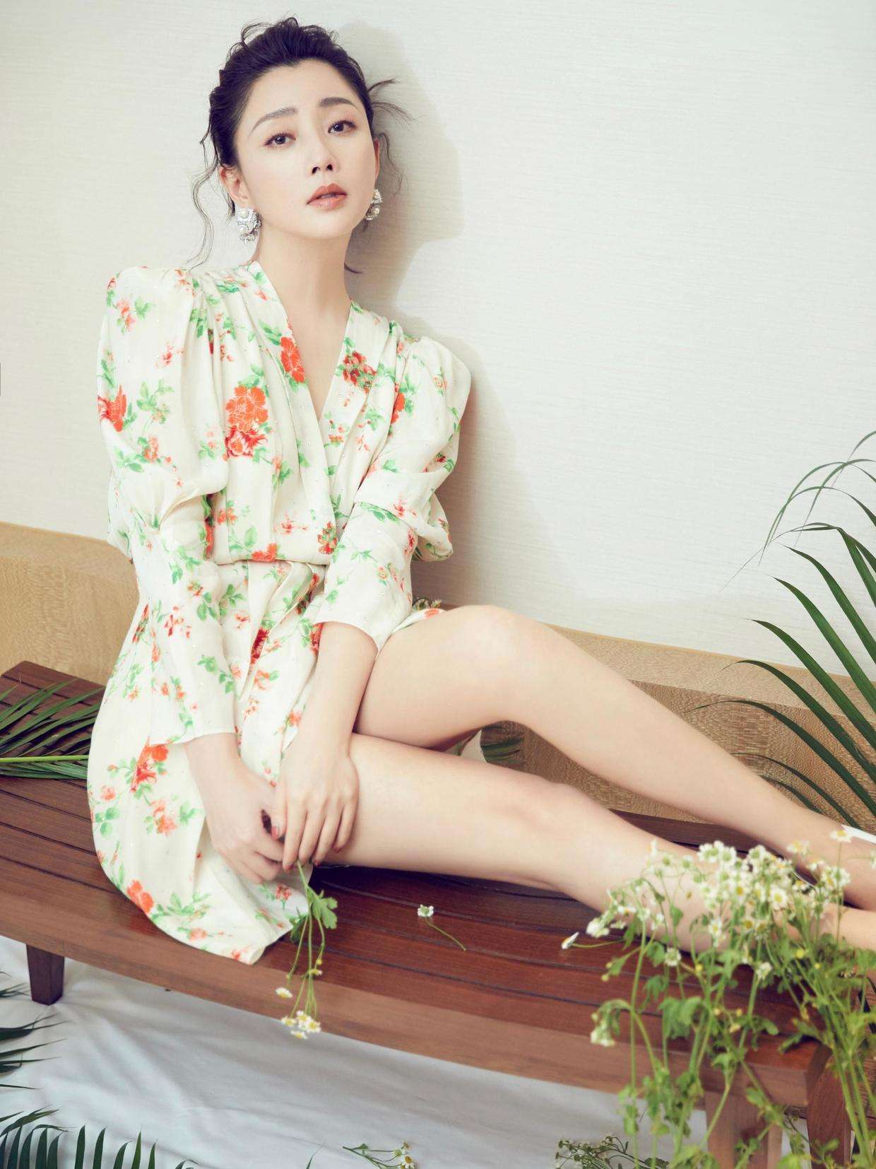 殷桃逛中古店被偶遇,素颜独自出行,衣着低调难掩好身材