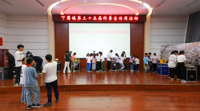 科普活动周丨“科普大篷车”让科技之光点亮校园