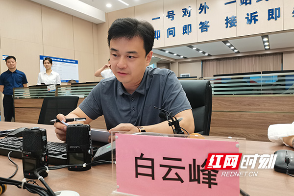 株洲市副市长白云峰接听政务服务便民热线