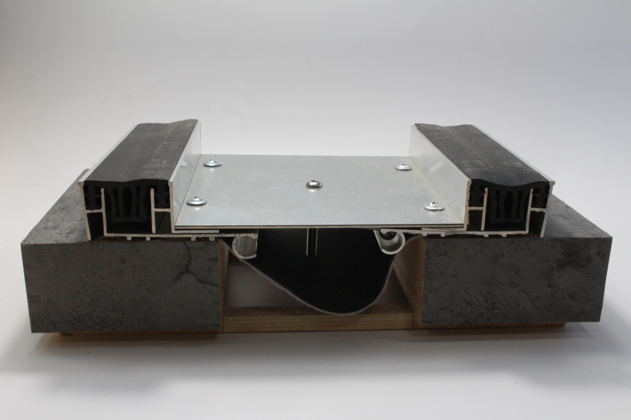 楼地面变形缝槽口施工方法