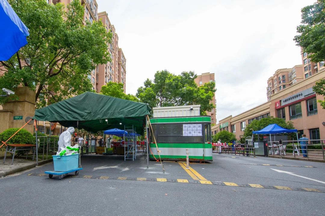 心圆西苑小区被列为中风险地区,小布直击封闭管理现场!