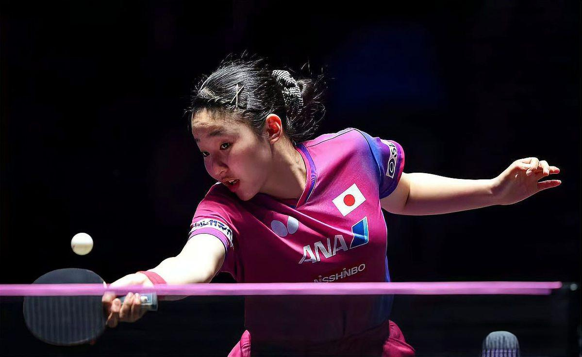 日本乒乓球选手专注击球比赛瞬间