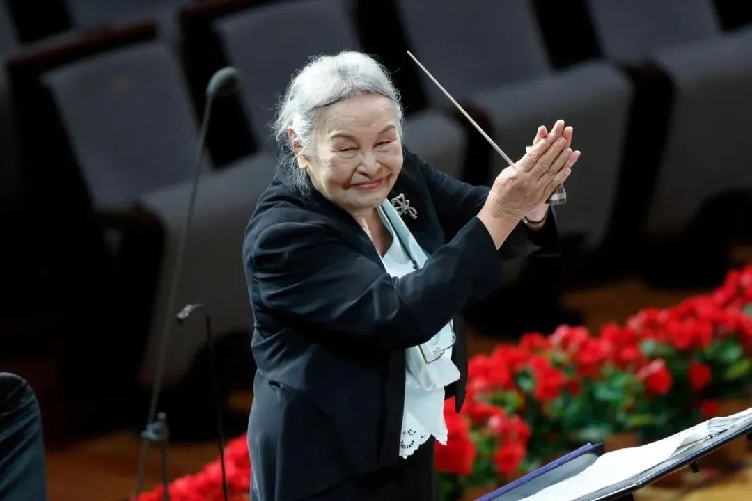 中国第一位女指挥家!92岁的她依然在台上