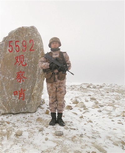 边界军人雪中站岗图片图片