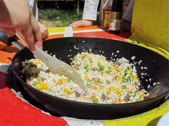 文鼎苑幼儿园的孩子们自己动手制作立夏饭 一起来看看他们欢乐的劳动