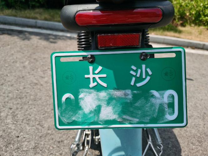 电动车的绿牌,蓝牌,黄牌有什么区别?上牌收费吗?用哪种驾照?