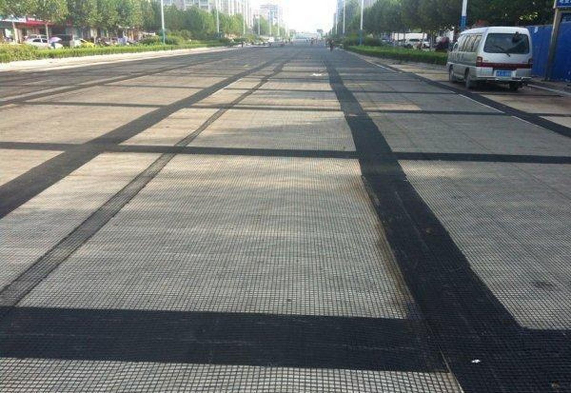 鲁泰沥青抗裂贴是一种专门用于水泥路面防裂的贴膜,具有高抗拉强度和