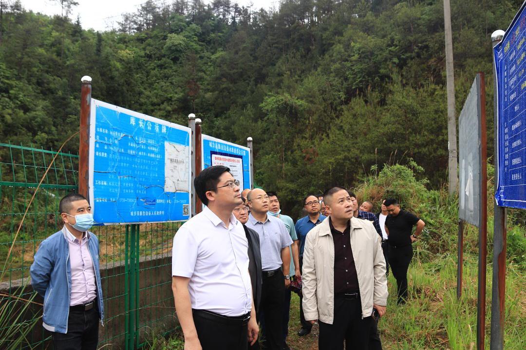 余勋伟督导地质灾害防治水库防汛等工作