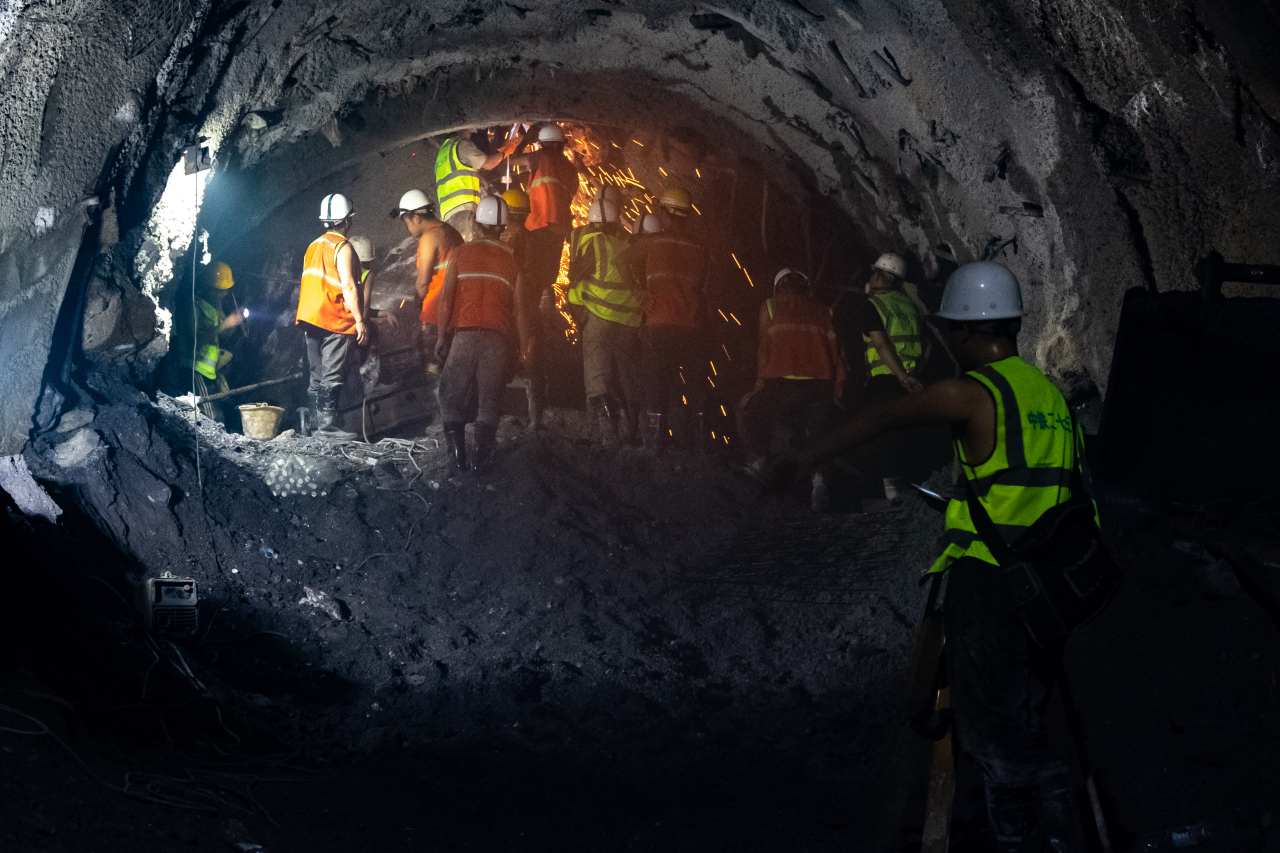 云南大瑞铁路大坡岭隧道贯通