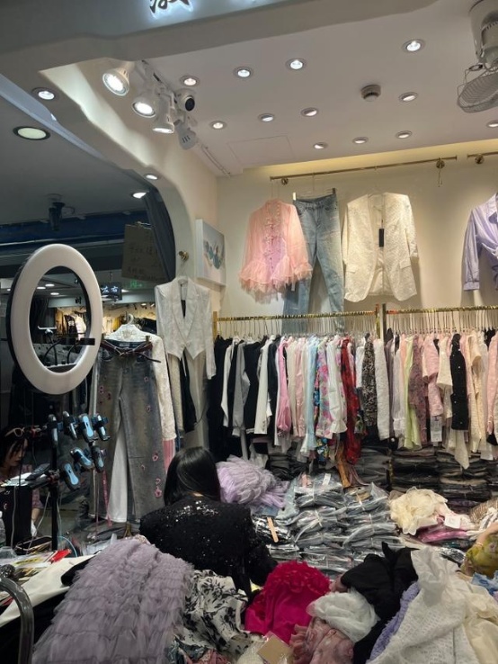 杭州四季青服装批发市场禁止直播带货,为何引发争议冰火两重天