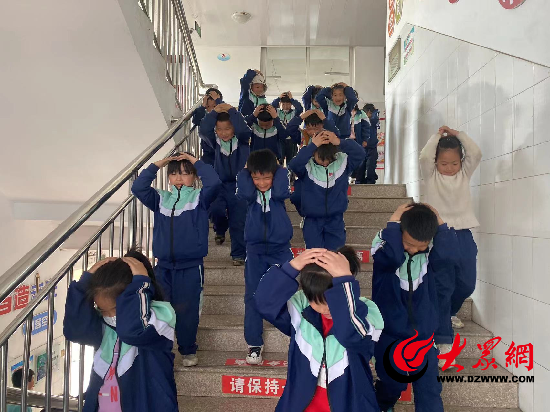 潍坊诸城:林家村小学举行防震应急演练 筑牢安全防线