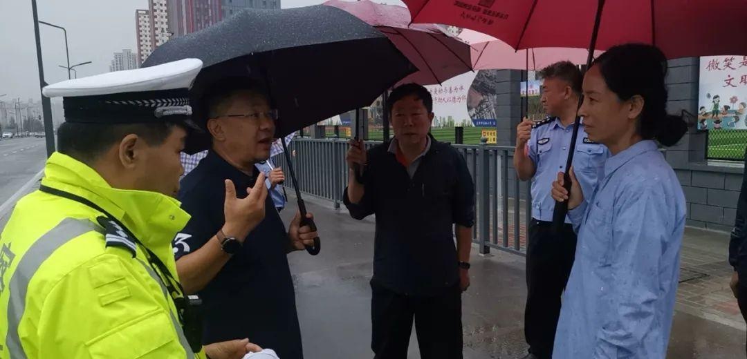 「十抓十促」杜小军支队长一行深入实验小学东校区 实地考察道路交通
