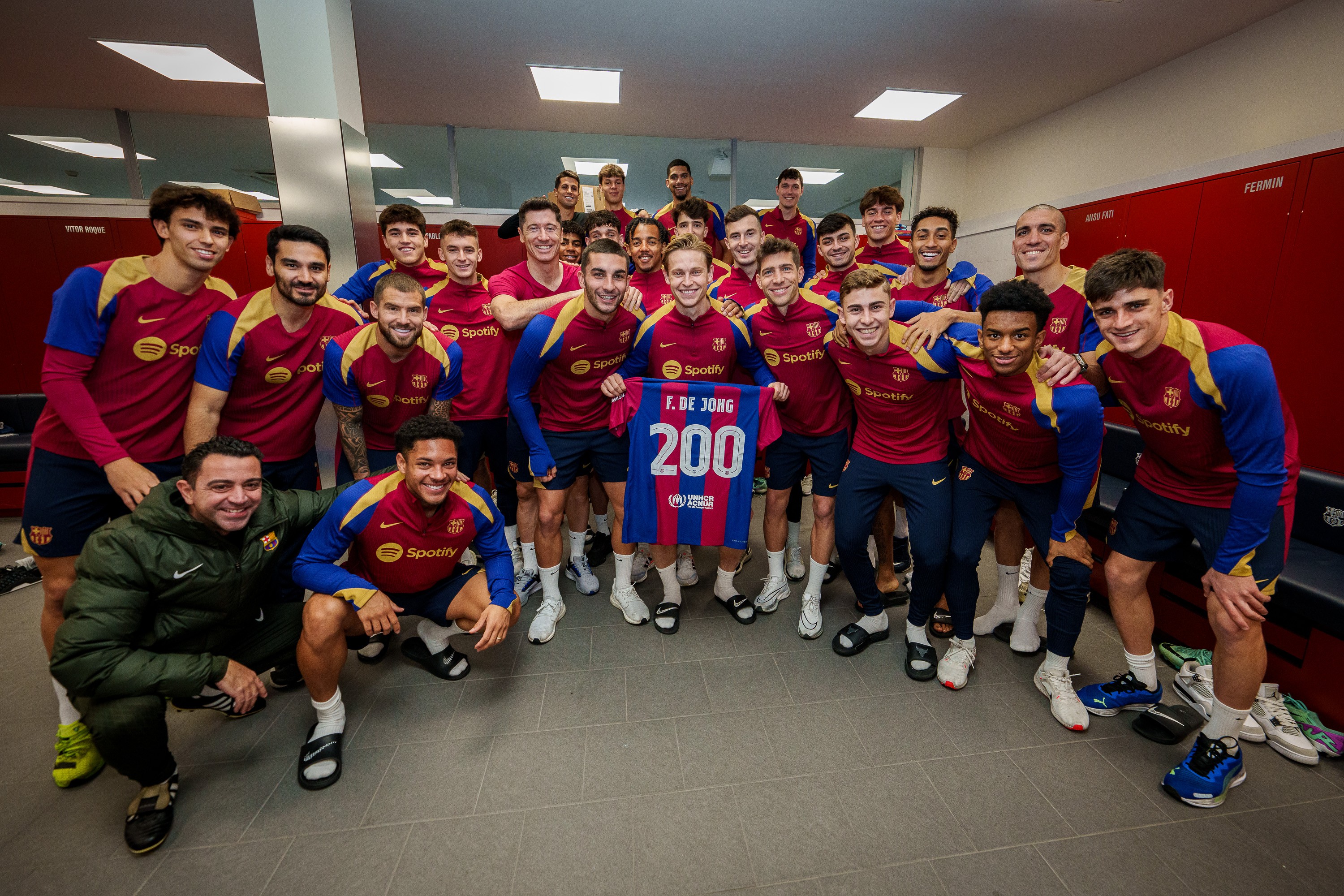 德容获赠巴萨生涯200场纪念球衣,与全队合影留念