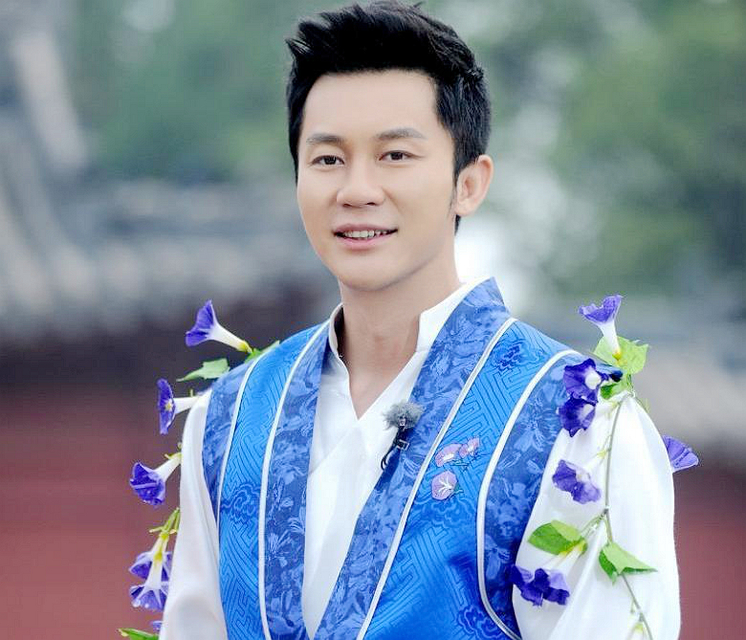 李晨工作脖子上有"吻痕"?工作室发照片回应,粉丝失望大哭