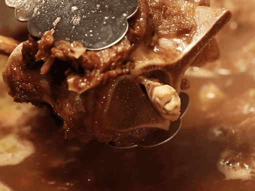 还有滑滑嫩嫩,软软绵绵的羊脊髓啊,用筷子轻轻一戳就滑出,"呲溜"一下