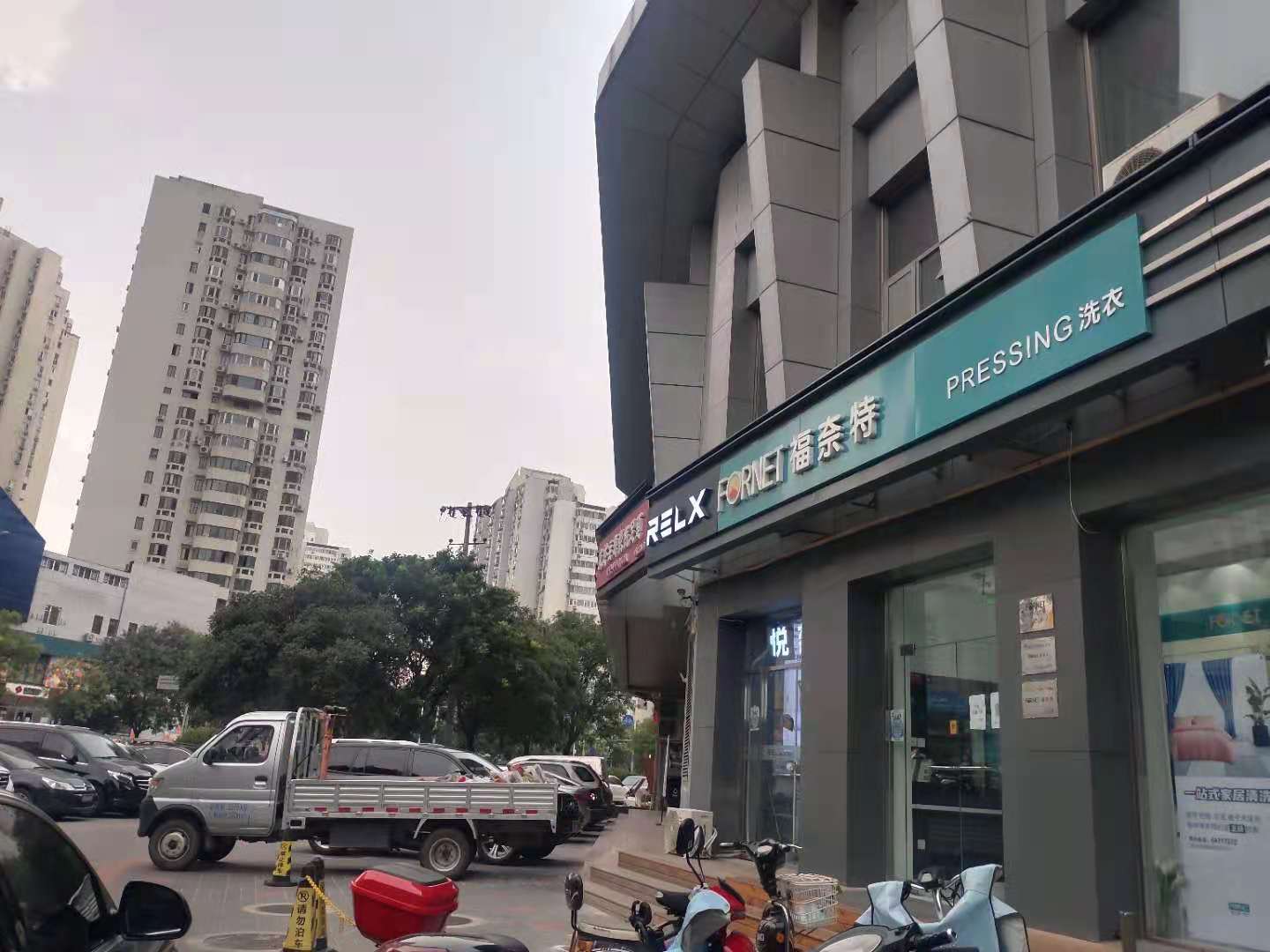 位于望京soho旁的悦刻专卖店