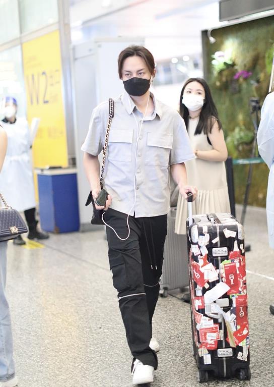 尹正要走"女性路线"?梳丸子头留八字刘海但不娘,配了衬衫刚好