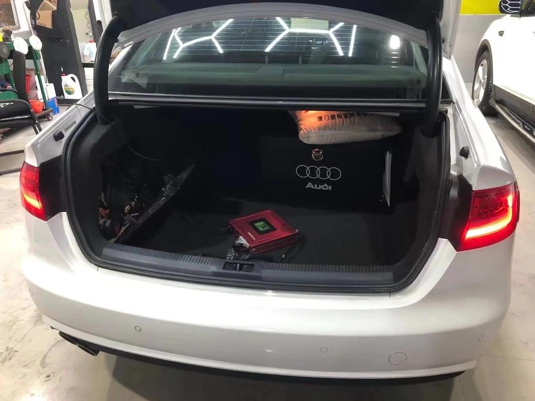 奥迪a4后备箱怎么开?