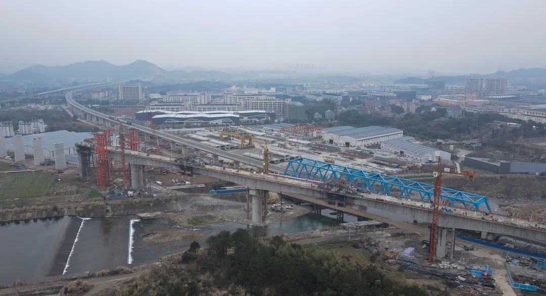 杭温铁路二期工程首个大跨度连续梁顺利合拢