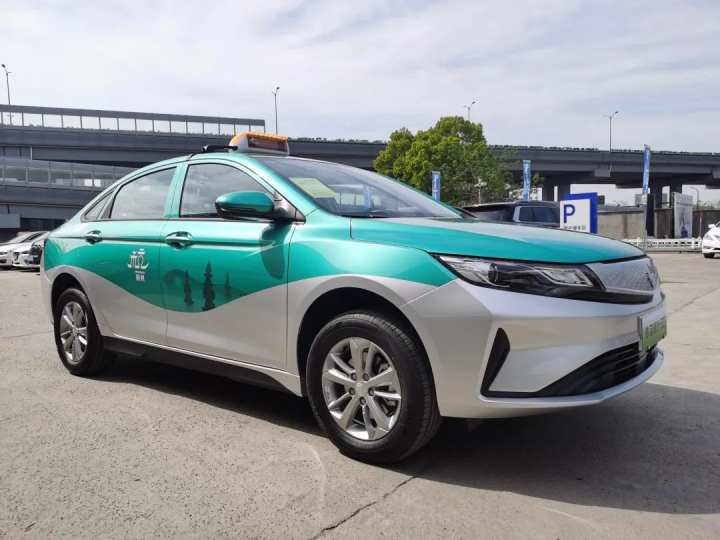 杭州首批300辆纯电动新出租车将要上路,礼帽款英伦风的新车型很抓眼球