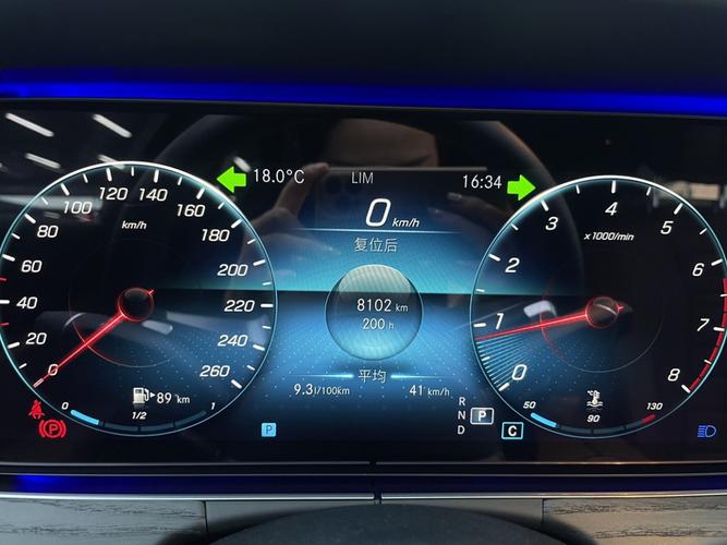 奔驰e300与其他e系列车型一样,都具备展示仪表盘里程的功能.